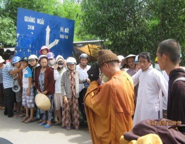 1/9/2010, nhà sư “Nhất bộ nhất bái” đi tới địa phận tỉnh Quảng Ngãi, cách Hà Nội 888km.